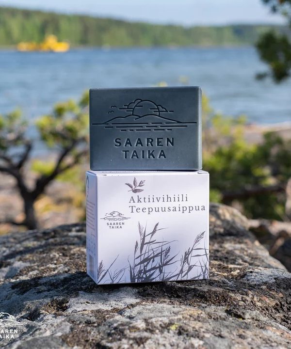 Saaren Taika Aktiivihiili Teepuusaippua, sopii mm. epäpuhtaalle- tai akneiholle, antibakteerinen & kosteuttava